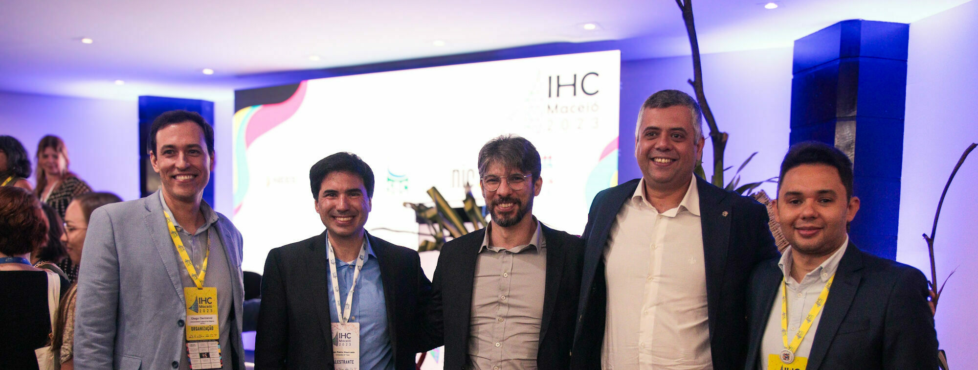 Integrantes do NEES, junto a palestrante do evento IHC, posam para foto sorridentes