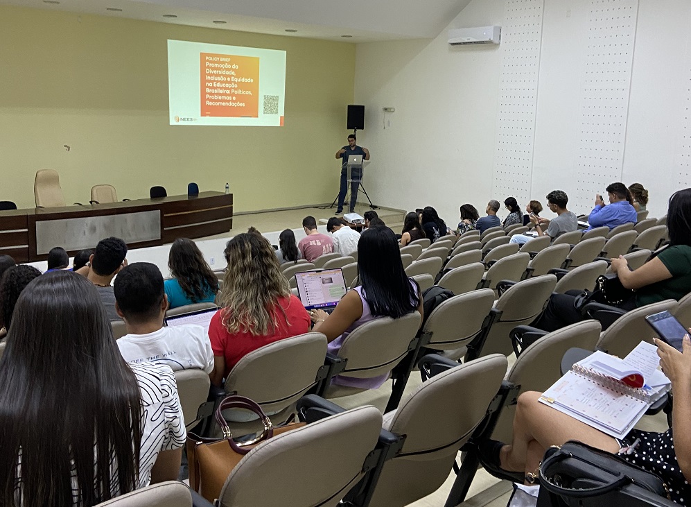 Gabriel Fortes ministrando palestra durante seminário do observatório de equidade educacional