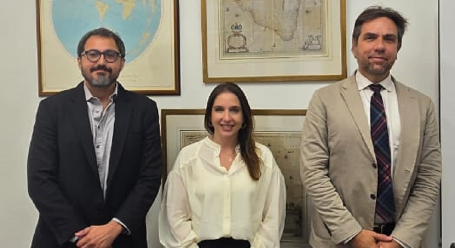 Em Londres, Alan Pedro e Alessandra Debone foram recebidos, na Embaixada do Brasil no Reino Unido, por Joaquim Araújo Neto, diplomata responsável pelas áreas de ciência, tecnologia e inovação da embaixada