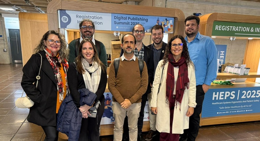 Em Dublin, na Irlanda, o NEES esteve no Digital Publishing Summit 2025, um dos principais fóruns internacionais sobre inovação em publicações digitais