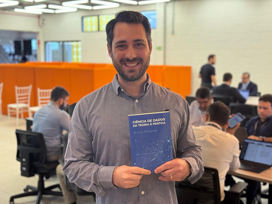Bruno Pimentel segurando seu livro