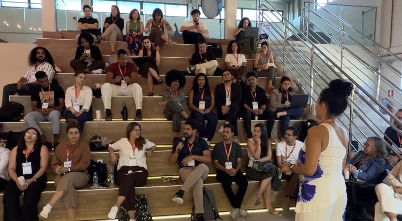 Participantes do evento "Lab Estratégia em Ação" sentados enquanto assistem a palestra