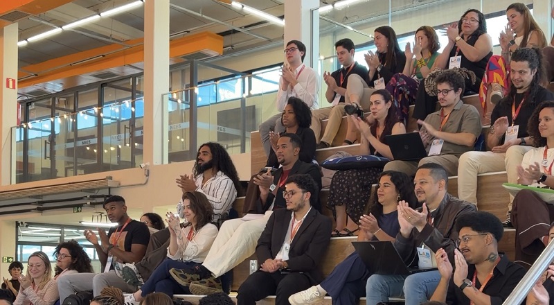 Participantes do evento "Lab Estratégia em Ação" sentados enquanto assistem a palestra