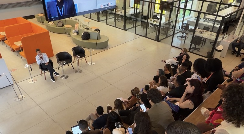 Participantes do evento "Lab Estratégia em Ação" sentados enquanto assistem a palestra de André Magno