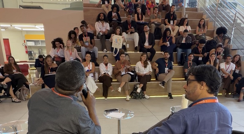 Participantes do evento "Lab Estratégia em Ação" sentados enquanto assistem a palestra